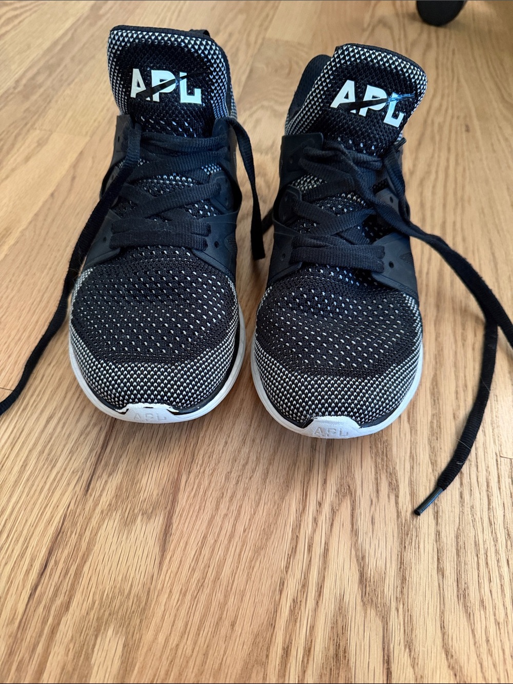 APL Black and White ASCEND W women’s sneakers. Us size 8